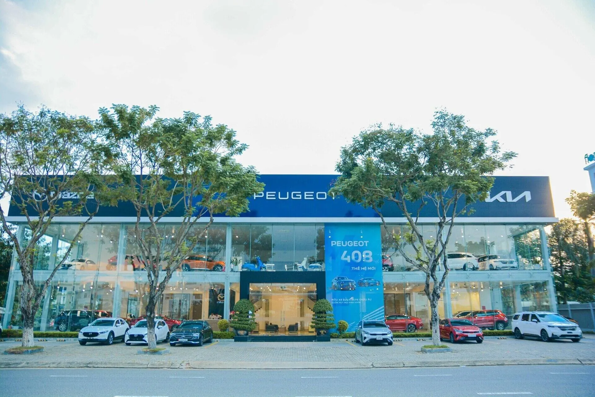 SHOWROOM KIA - MAZDA - PEUGEOT PHẠM VĂN ĐỒNG