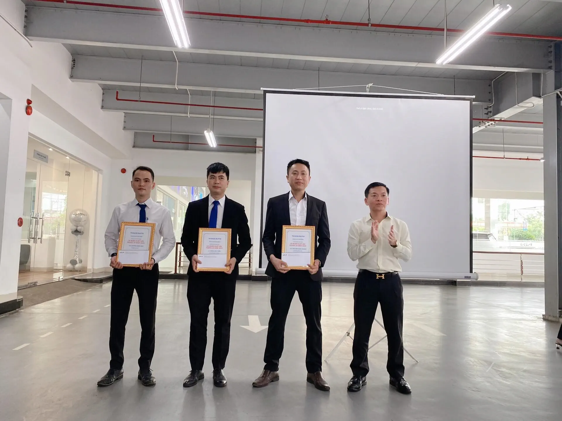 THACO AUTO Đà Nẵng tổ chức lễ chào cờ định kỳ tháng 5