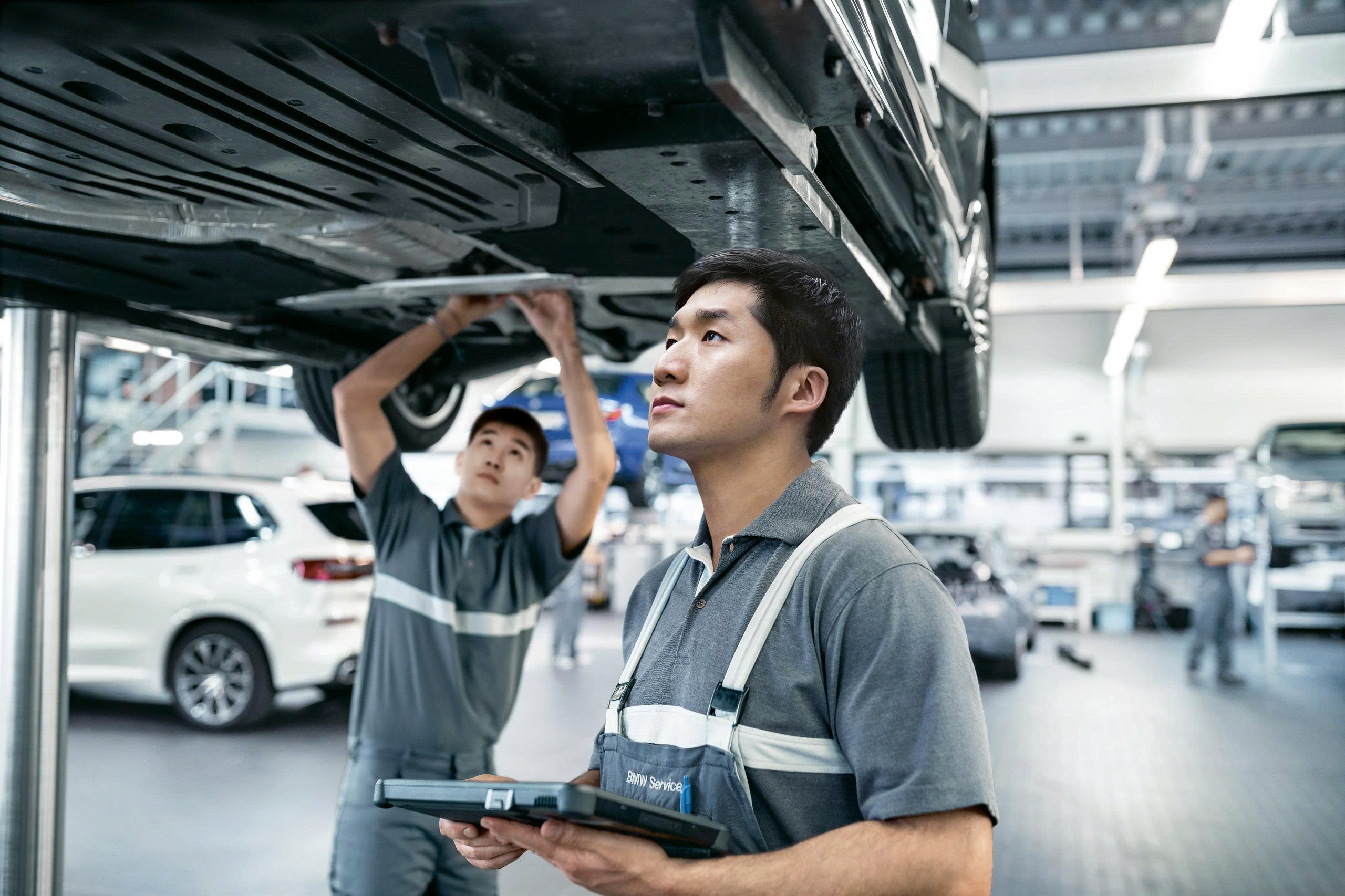 31-trang-thiet-bi-hien-dai-cung-doi-ngu-ky-thuat-vien-tay-nghe-cao-tai-thaco-auto